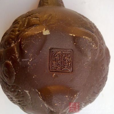 康熙時期：紫砂胎上畫琺瑯，畫琺瑯以花卉為主