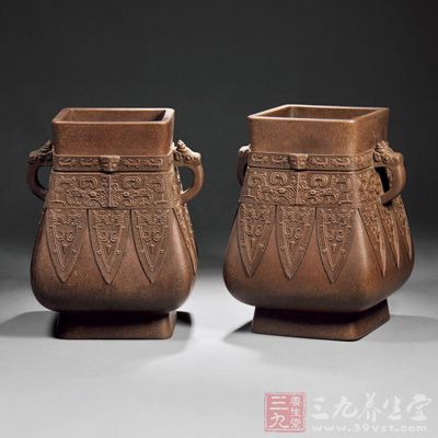 陳鳴遠的作品，以技藝精湛及富創(chuàng)新精神而著名，他多才多藝，同時也是一位多產(chǎn)的陶藝家