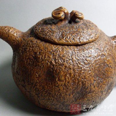 紫砂壶的制作，在李茂林，时大彬以前，大致都仿照供春壶式，形制较大