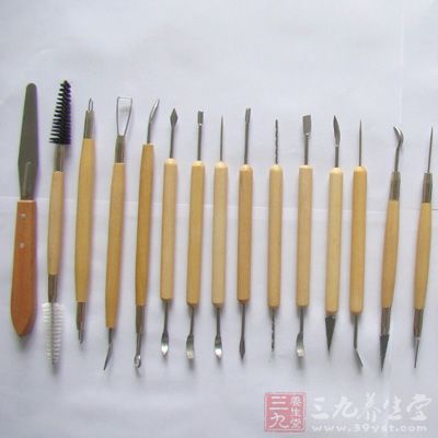 明针就是牛角片，用于作品表面精加工的工具