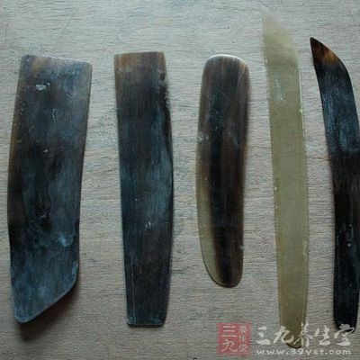 明针在做精加工时，可将胚体表面的粗泥粒子，向胚体里面挤压，使泥浆浮出