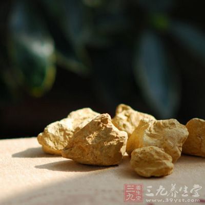 紫砂即原矿，破碎摧毁成泥，平常见到的紫砂壶所用原料都是紫砂矿石加工出来的，俗称“练泥”