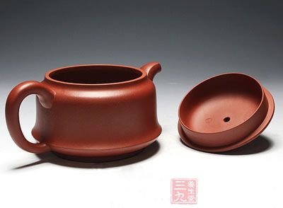 壶腹棱线修饰,底部若圆盘,宽和秀雅,肩至腹线条润泽,一气呵成 壶腹棱线修饰,底部若圆盘,宽和秀雅,肩至腹线条润泽,一气呵成