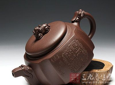 壶体四方,棱角用抽角线修饰,藏锋不露 壶体四方,棱角用抽角线修饰,藏锋不露