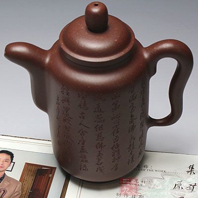 制成作品质地纯净、砂质均匀、色泽润目怡人，温润细腻、不艳不媚、如小家碧玉