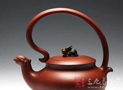 泥色清润大方,540cc壶体宽和雍容,线条流畅,典雅大方 泥色清润大方,540cc壶体宽和雍容,线条流畅,典雅大方