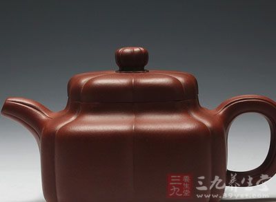 壶体将方器与筋纹结合,制作难度较大,范建中老师全手制壶 壶体将方器与筋纹结合,制作难度较大,范建中老师全手制壶