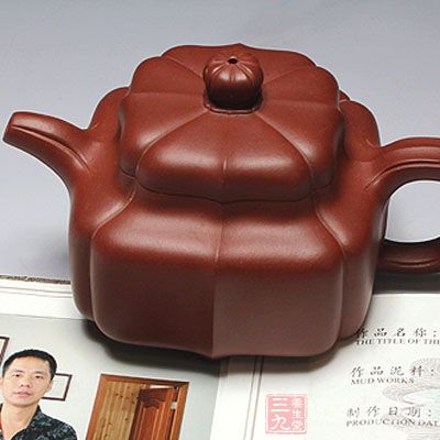 此壶神形兼备,线条舒展流畅,在继承传统的基础上,追求创新 此壶神形兼备,线条舒展流畅,在继承传统的基础上,追求创新