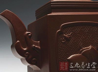 泥色清润，与四方壶体结合，更显大方简洁