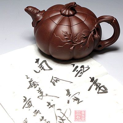 嵌盖气密性佳,壶体贴塑瓜叶、藤蔓、果实,其精心细致 嵌盖气密性佳,壶体贴塑瓜叶、藤蔓、果实,其精心细致