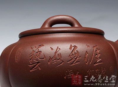 精选原矿底槽清制成,530cc的壶身光润典雅,饱满而内蕴充沛 精选原矿底槽清制成,530cc的壶身光润典雅,饱满而内蕴充沛