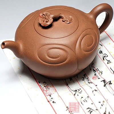 壶体雕琢以卷云如意纹,简洁朴拙 壶体雕琢以卷云如意纹,简洁朴拙