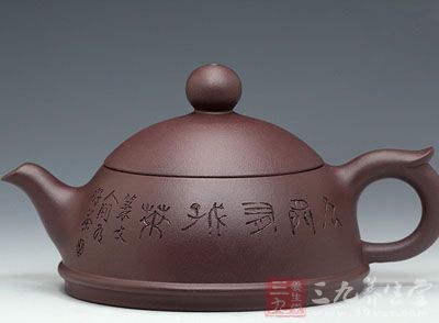 圆润的壶钮缀在盖顶中央，140cc的壶体着实精巧，工艺细致