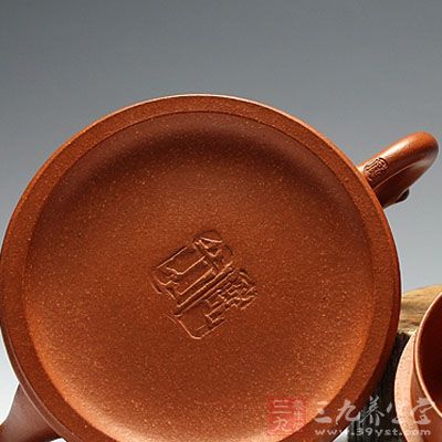 原矿朱泥，胎骨坚硬而沉实，色泽朱红略泛桔光