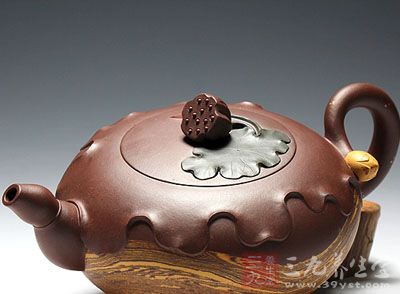 将江南水云相接处荷叶田田、荷箭挺秀、莲蓬青涩、莲藕脆嫩的美景展露无遗 将江南水云相接处荷叶田田、荷箭挺秀、莲蓬青涩、莲藕脆嫩的美景展露无遗