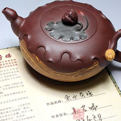 壶肩贴塑立体的荷叶,嵌盖上莲蓬为壶钮,碧绿的荷叶、粉嫩的荷苞 壶肩贴塑立体的荷叶,嵌盖上莲蓬为壶钮,碧绿的荷叶、粉嫩的荷苞