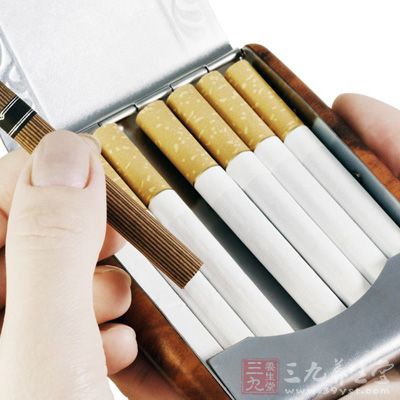 女性在人流术后，需将烟酒戒掉，因为吸烟以及喝酒会对子宫内膜的修复造成不利影响