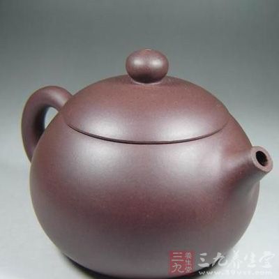 此泥料在早期做壶使用较多深紫茄色、色泽温润讨喜，矿中极品