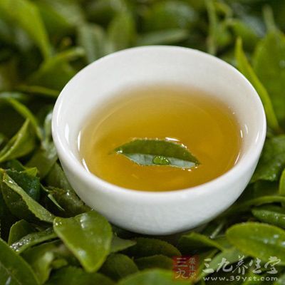 清晨8時(shí)前沖泡綠茶飲服，8時(shí)后忌飲茶水