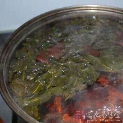 白開(kāi)水沖淋干凈，即可開(kāi)始泡茶