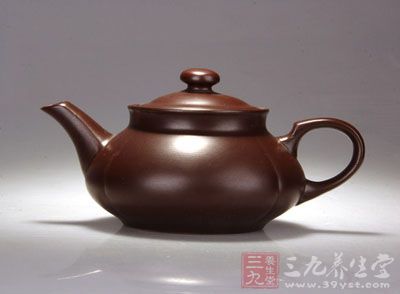 玩赏家喜爱多壶轮番使用，并习惯饮什么茶用什么壶