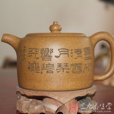 旧壶的保养：旧壶在泡茶前，先用沸水烫一下