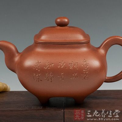 特别擅长于紫砂塑器的制作，制器风格朴实稳重，光润内蕴