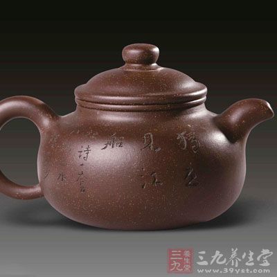 泡茶时将茶汁淋在茶壶上，认为壶多淋几下，就能多吸收一些营养，且不擦不刷