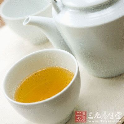 以洋甘菊泡入沸水