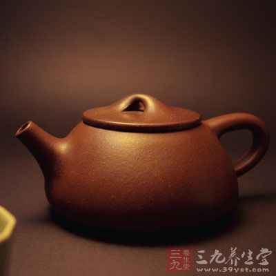 砂布球沾上茶汤轻轻顺序抚摸使壶体洁净光润