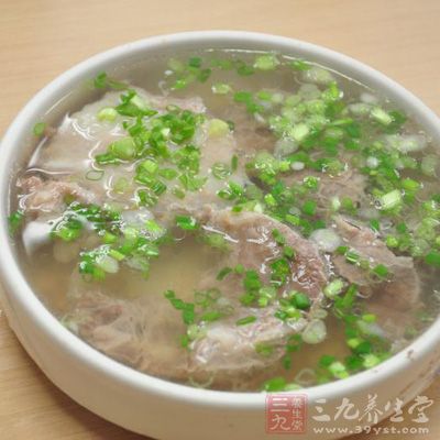 饮食上应避免摄取含肌酸、嘌吟碱等物质丰富的猪肉汤