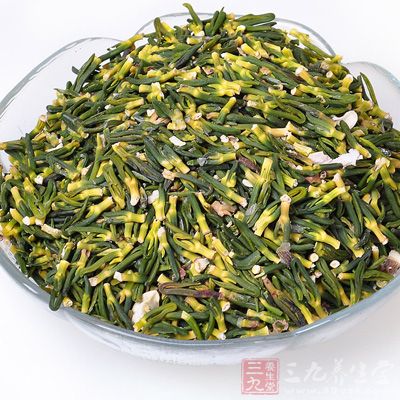 用莲心12克，开水冲泡后代茶饮用