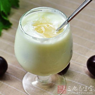 酸奶含有丰富的乳酸，能将奶中的乳糖分解为乳酸