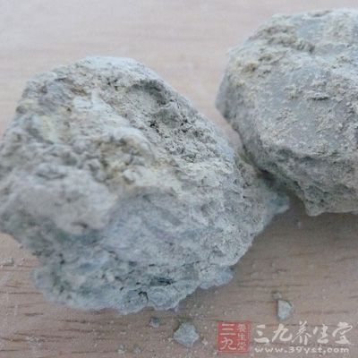 绿泥矿料外观质地一般比较纯正均匀，含有少量白色云母碎片