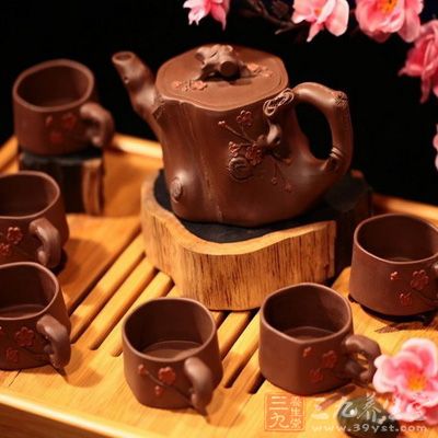 根据紫砂器特有的性质，它在前史上多作茶具