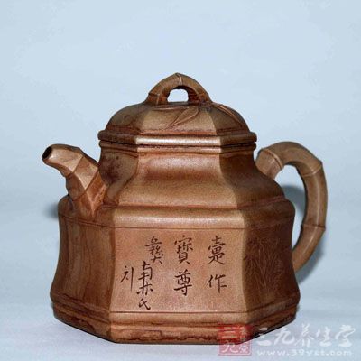 紫砂壶具有保味功能好，泡茶不失原味