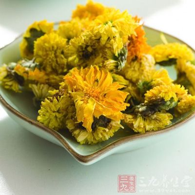 菊花性味辛、甘、苦、微寒，归肺、肝经