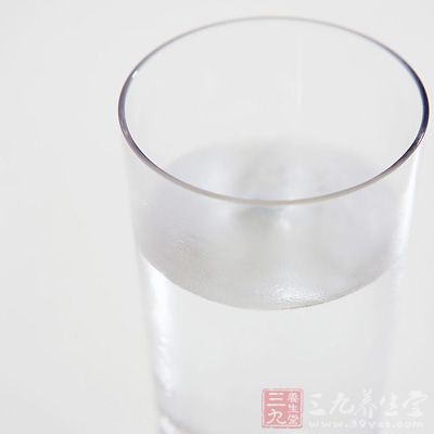 漱口后饮一杯白开水