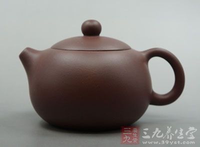 西施壶表面光滑细腻如肤，线条流畅如行云，流嘴圆润