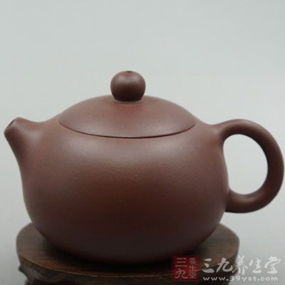 壶把线条柔和流畅，做工细致与壶身连接自然