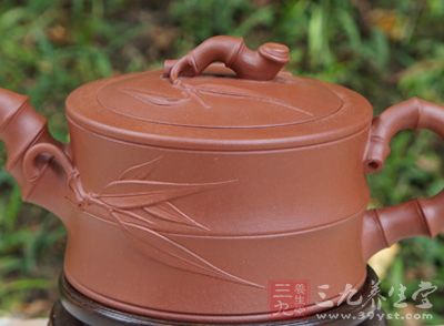 壶身呈两节竹形状,的流把均竹段造型,高风亮节 壶身呈两节竹形状,的流把均竹段造型,高风亮节