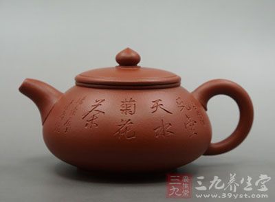 整个壶身犹如待放的蓓蕾,壶钮更是它的浓缩 整个壶身犹如待放的蓓蕾,壶钮更是它的浓缩