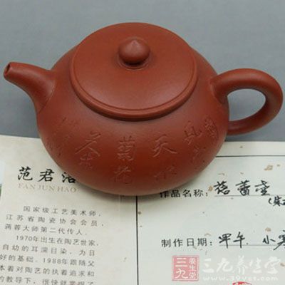 朱泥制壶使用前须先温壶。试品朱泥泡出的美妙茶汤 朱泥制壶使用前须先温壶。试品朱泥泡出的美妙茶汤