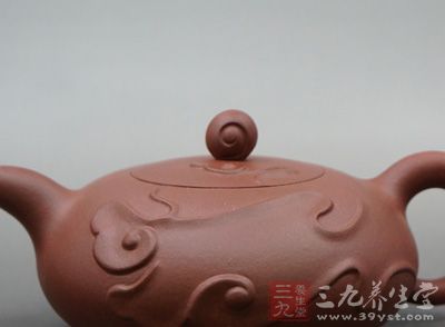 此壶以半月壶为身,运用了传统的吉祥图案,以祥云为承足,如坠云雾 此壶以半月壶为身,运用了传统的吉祥图案,以祥云为承足,如坠云雾