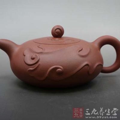 壶钮是抽象的云朵,又似旭日东升,整个壶祥云环绕,寓意福寿双至,富贵逼人 壶钮是抽象的云朵,又似旭日东升,整个壶祥云环绕,寓意福寿双至,富贵逼人