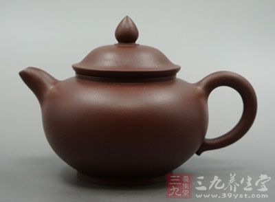 由极精简的线面,架构成将军之形,流线丰满光润,壶盖似头盔,仿如古时将军之红缨帽顶 由极精简的线面,架构成将军之形,流线丰满光润,壶盖似头盔,仿如古时将军之红缨帽顶