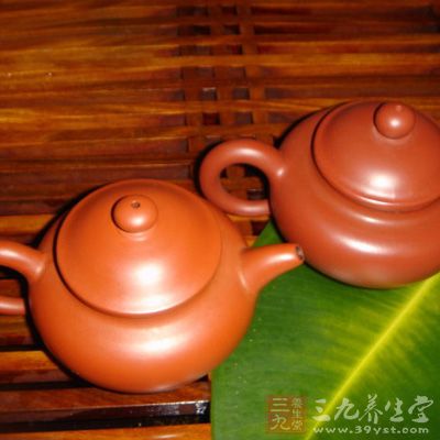 泡茶时，多用茶水浇冲壶身是养壶的关键