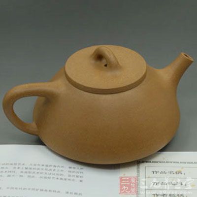 此壶泥质极佳,细腻而又有典雅气质,壶身曲线柔和流畅 此壶泥质极佳,细腻而又有典雅气质,壶身曲线柔和流畅