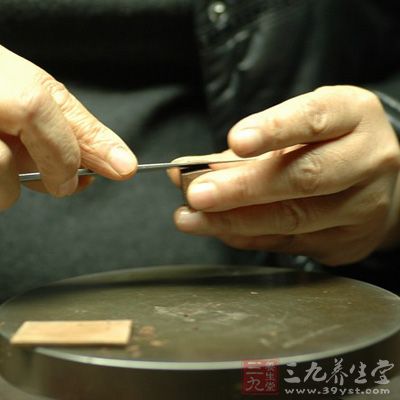 纯手工成型(粗工之二)——捏一个略大的实心壶钮，放在转盘上用车刀车出形状，然后覆盖脂泥掩盖车工刀痕