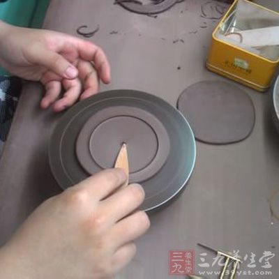 实际制作时，照此盖板样切就是了，作壶口也是用线切割机床制好样板